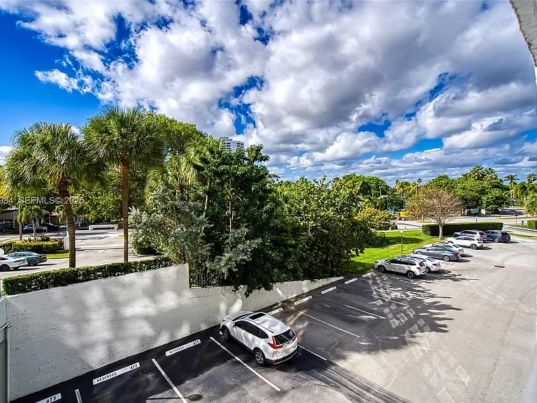 400 Leslie Dr #305 — Photo 24