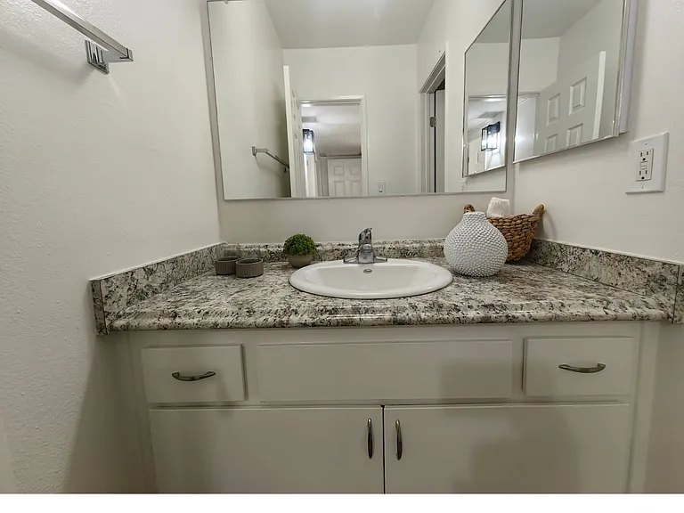 904 W Victoria Ave #160 — Photo 13