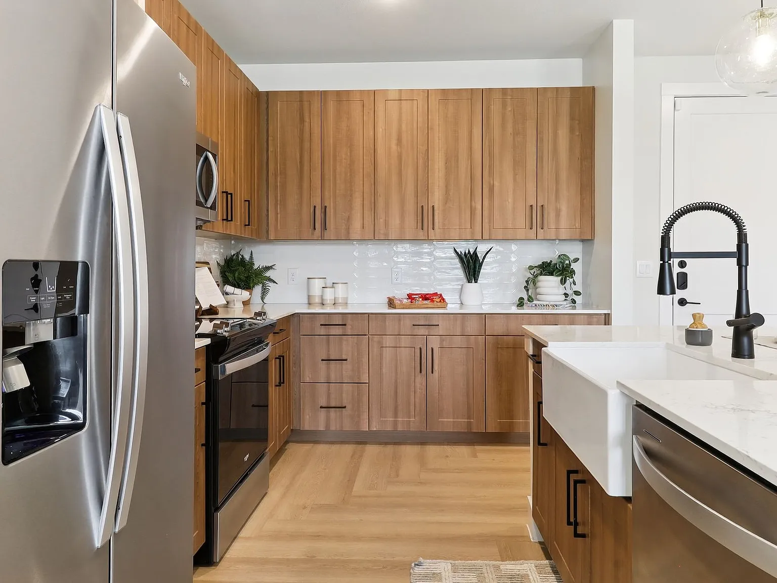 Spacious 2bd, Brentwood, Offering 10 Weeks Free! Patio, W/D, Amenities, Walkability! — Photo 4