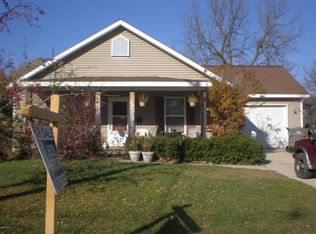 807 Bowes St SE, Lowell, MI 49331