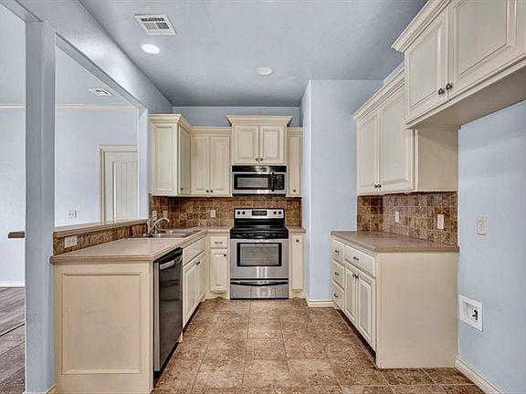 5th image of 13823 Oxford Dr