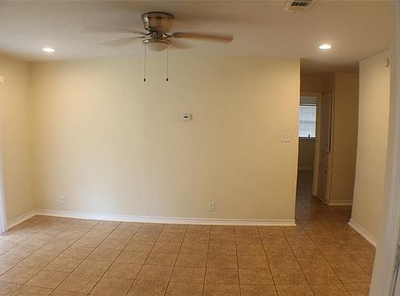 5th image of 302 NW Jill Ann Dr