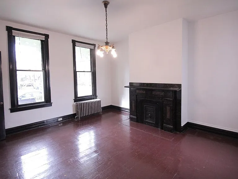 401 Franklin Ave — Photo 3