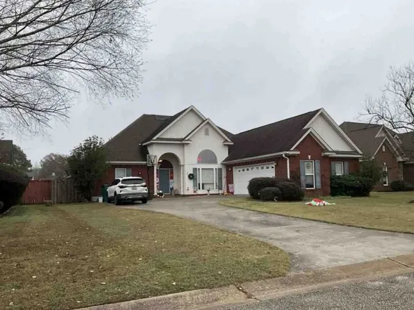 37 William Cir, Elmore, AL 36025