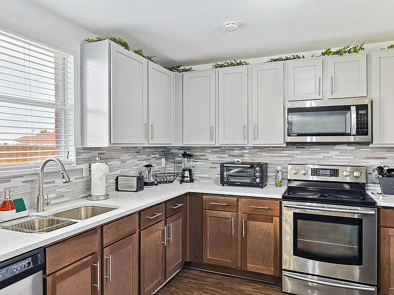 2136 Dayton Ln — Photo 13
