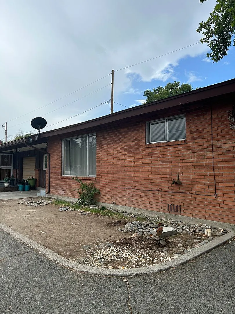 890 Roberts St photo 1