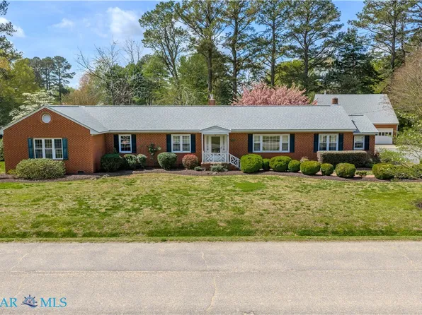 8112 Curle Dr, West Point, VA 23181