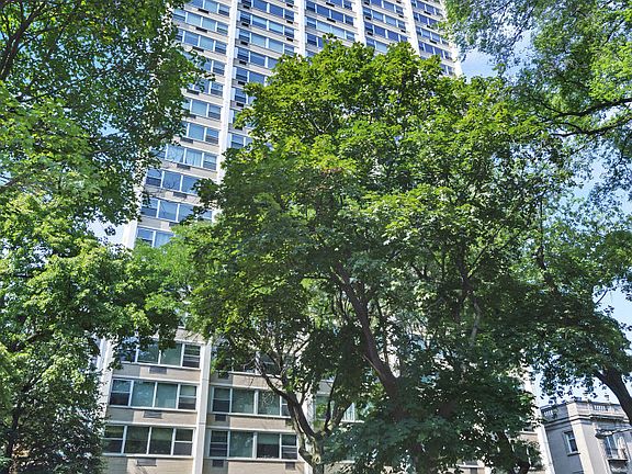 2nd image of 336 W Wellington Ave APT 2001