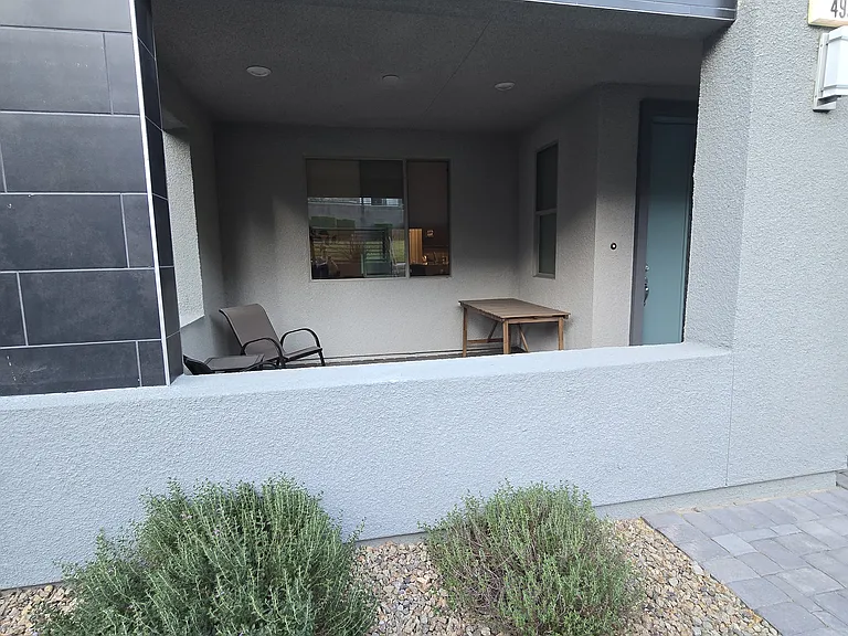 499 Fairview Hills St — Photo 2