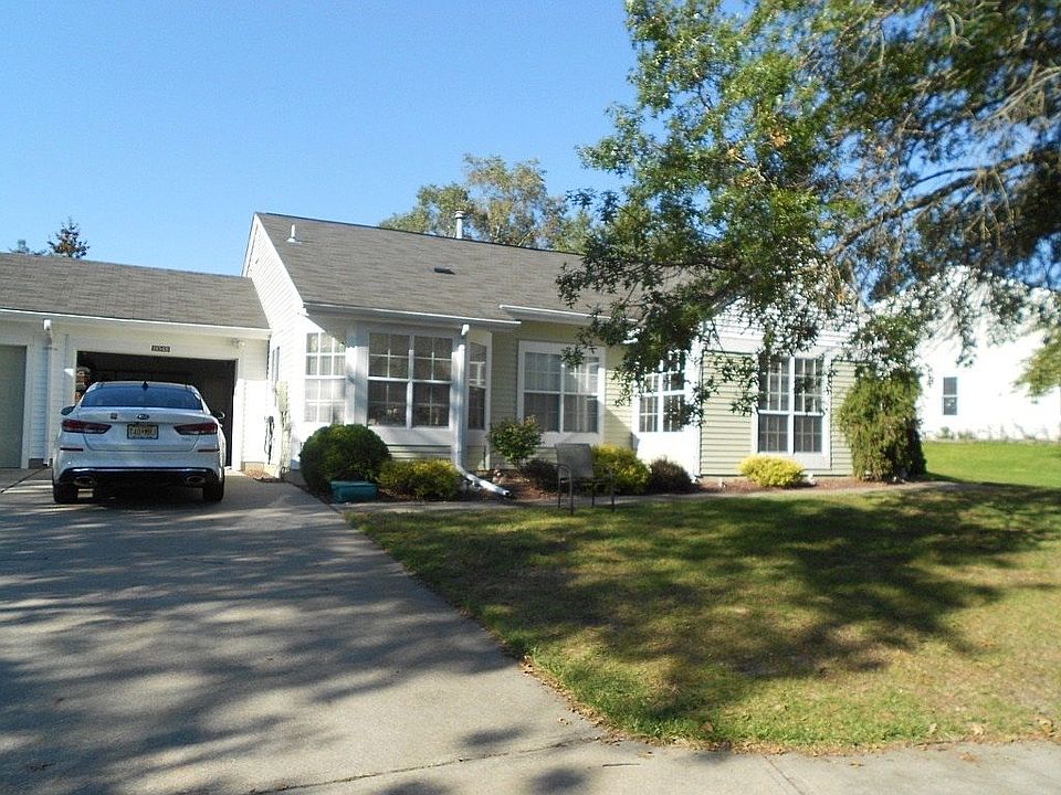 1st image of 1104B Thornbury Ln