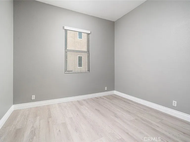 648 W 1st St — Photo 18
