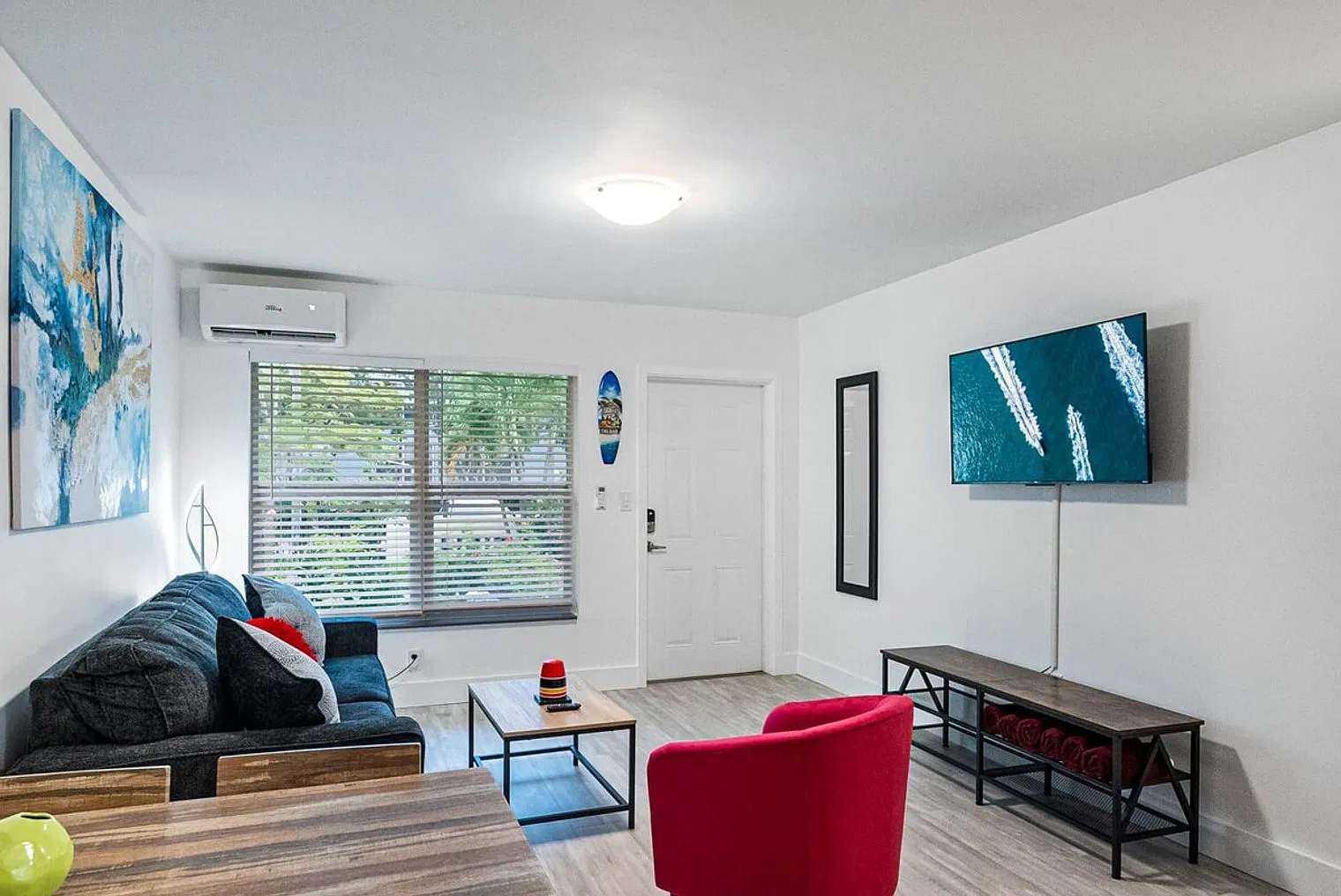 1 bed, 1.0 bath, 688 sqft, $3,536 — Photo 2