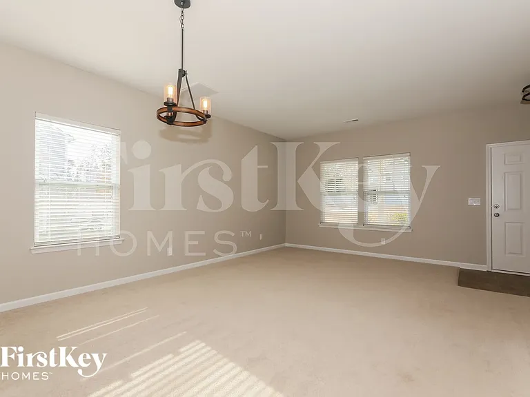 8008 April Ln — Photo 4