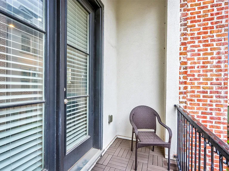 2049 Fannin Sta N — Photo 9