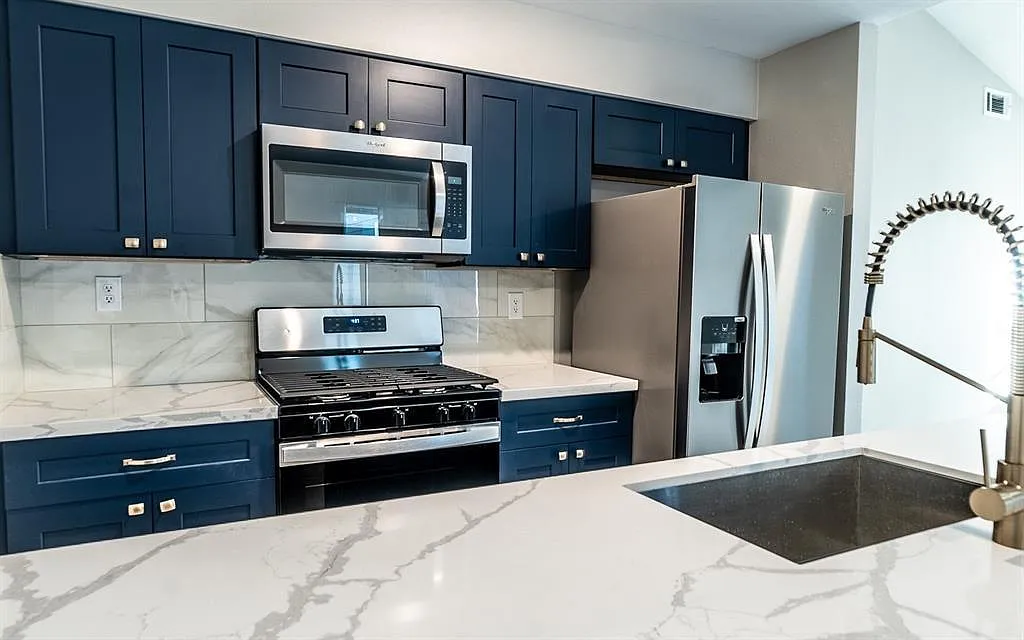 2 bed, 2.0 bath, 905 sqft, $2,050 — Photo 2