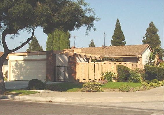 corner house of quiet cul-de-sac streets