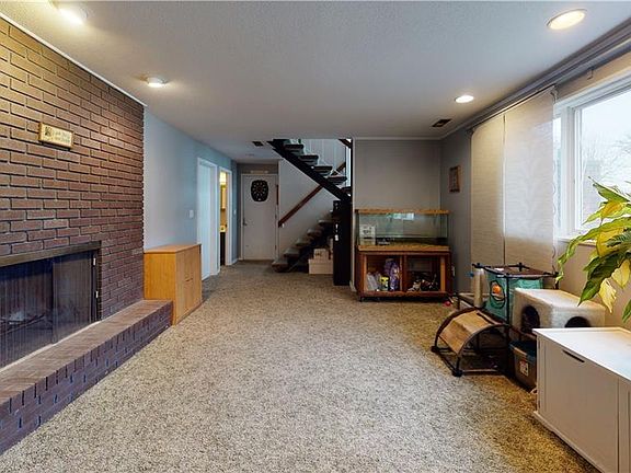 3rd image of 2046 Charleston Ave