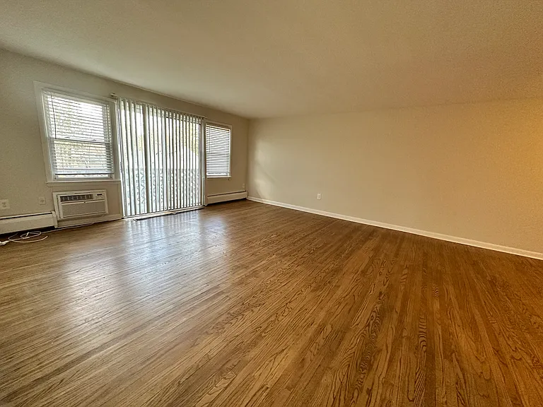 Pembroke Apartments — Photo 11