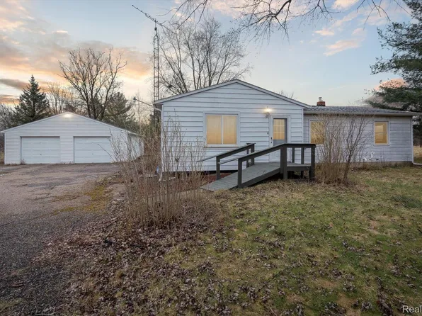 1425 Henson Ln, Flint, MI 48532