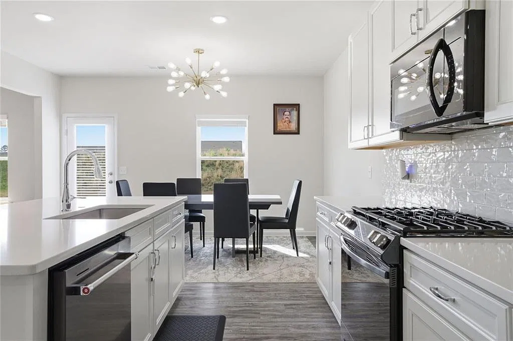 4 bed, 2.5 bath, 2238 sqft, $2,495 — Photo 4