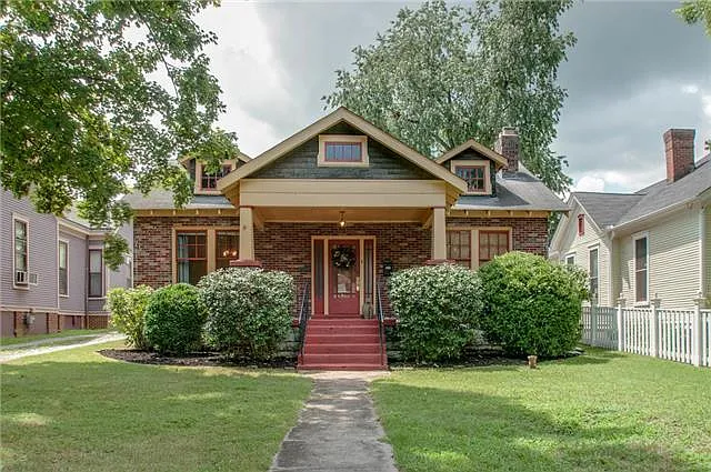 2213 Grantland Ave — Photo 1