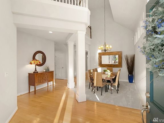 4th image of 2048 32nd Ave NE