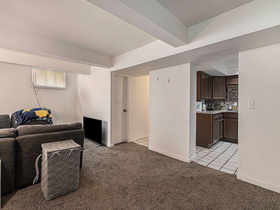 2nd image of 1014 Vaughn St #1