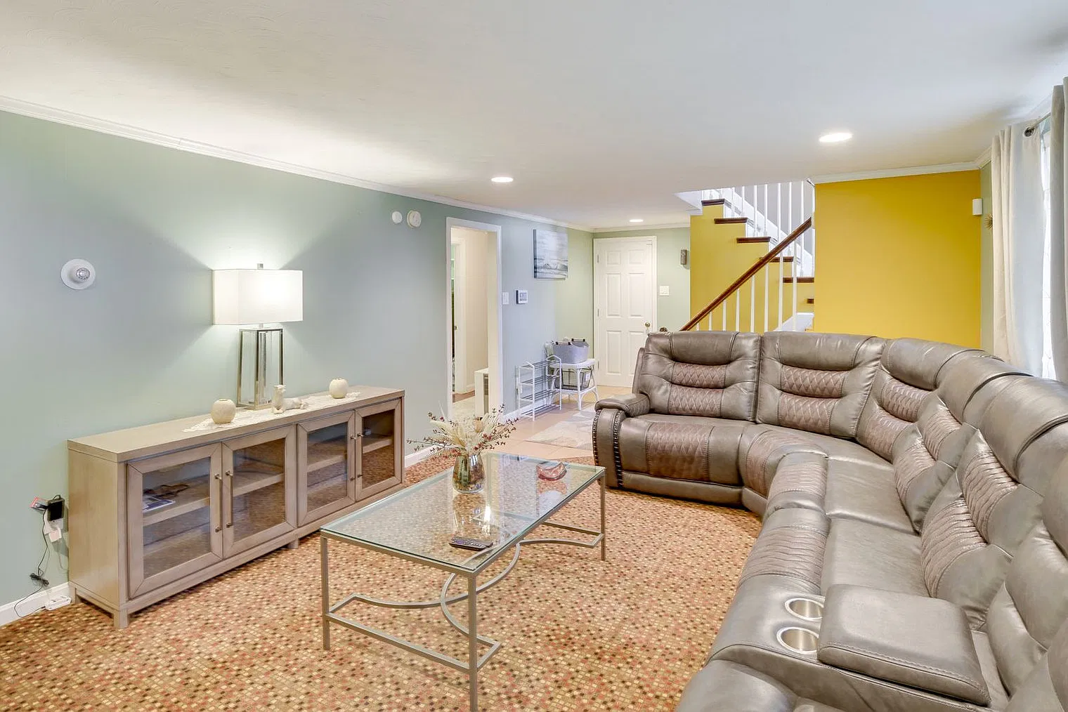 5 bed, 2.0 bath, 2572 sqft, $7,844 — Photo 4