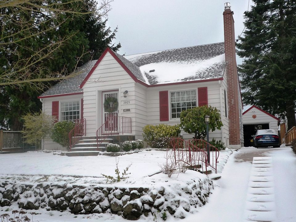 2nd image of 3925 NE Hazelfern Pl