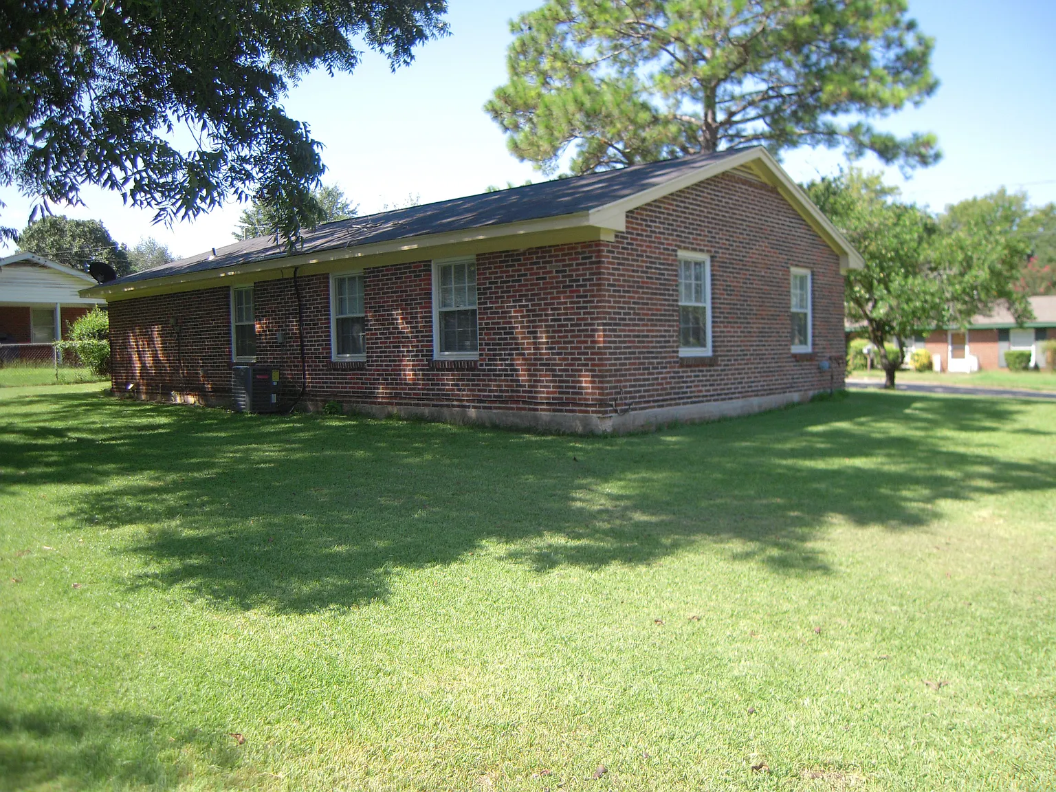 3 bed, 1061 sqft, $995 — Photo 2