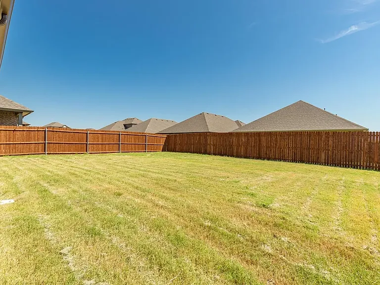 1137 Castlerock Rd — Photo 4
