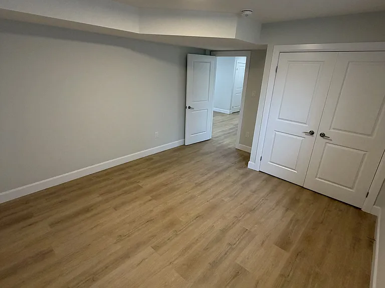 2281 Southport Cres #LOWER — Photo 7