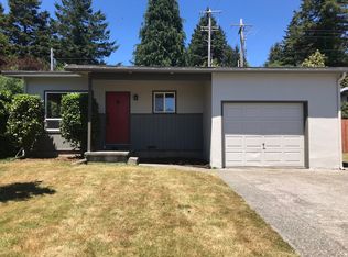 305 Spruce Dr, Brookings, OR