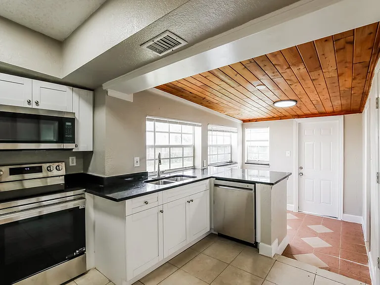 5319 NE 17th Ave — Photo 5