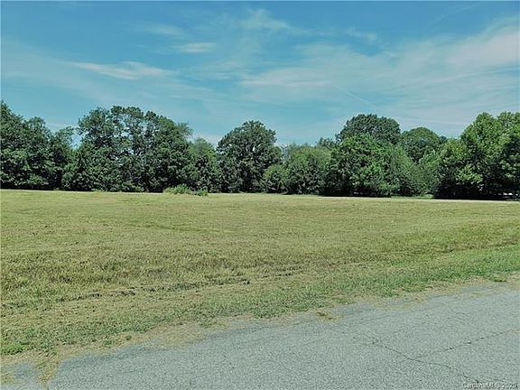 3rd image of 3719 Plantation Dr