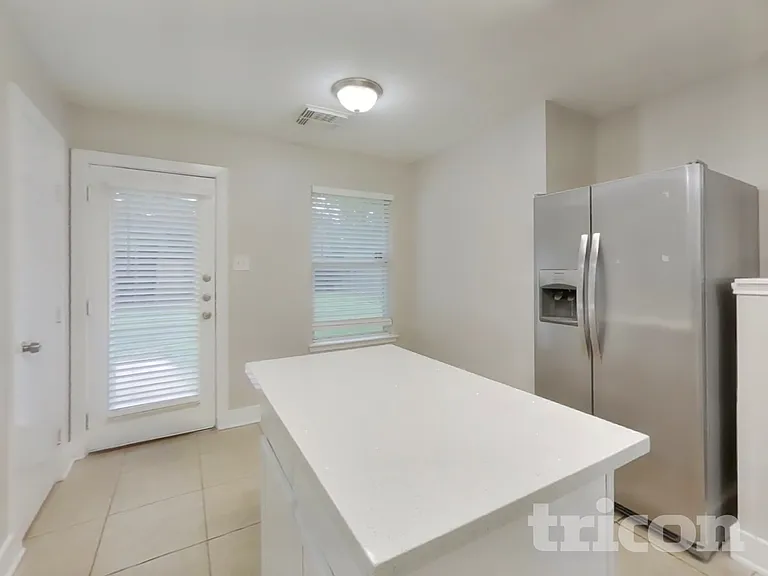 18167 Woodsdale Ct — Photo 4