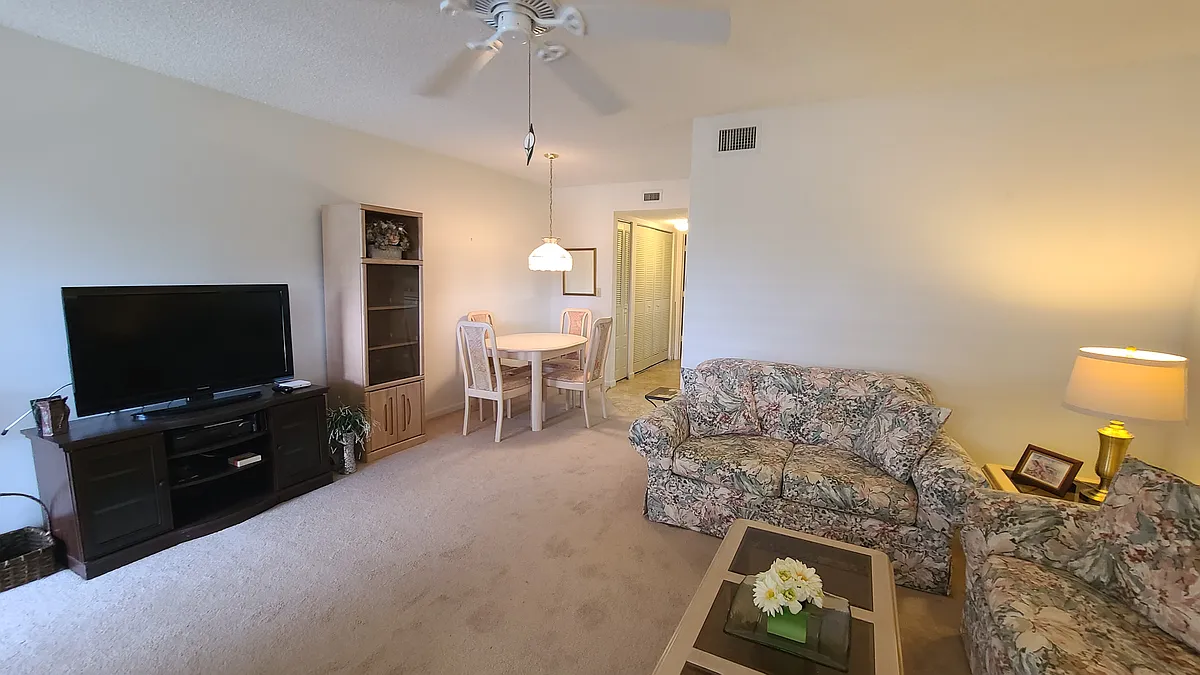 Building Photo - 510 SW South River Dr #204