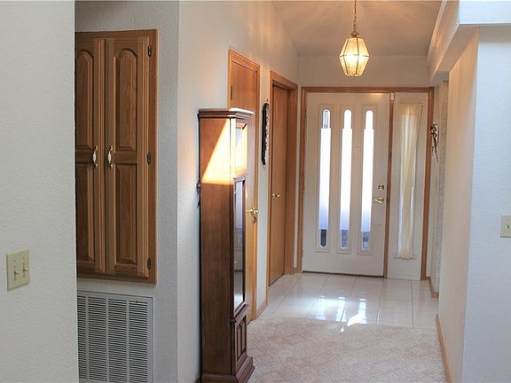4th image of 35 Farnham Dr
