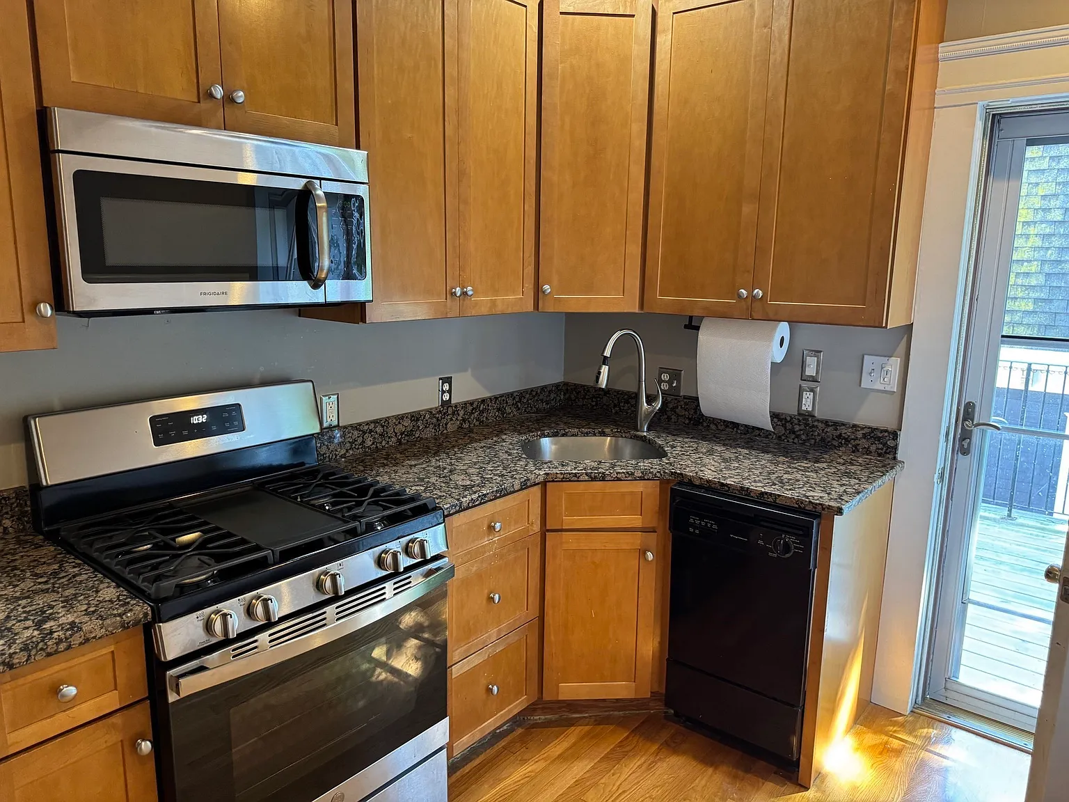 1 bed, 1.0 bath, 750 sqft, $2,500 — Photo 2
