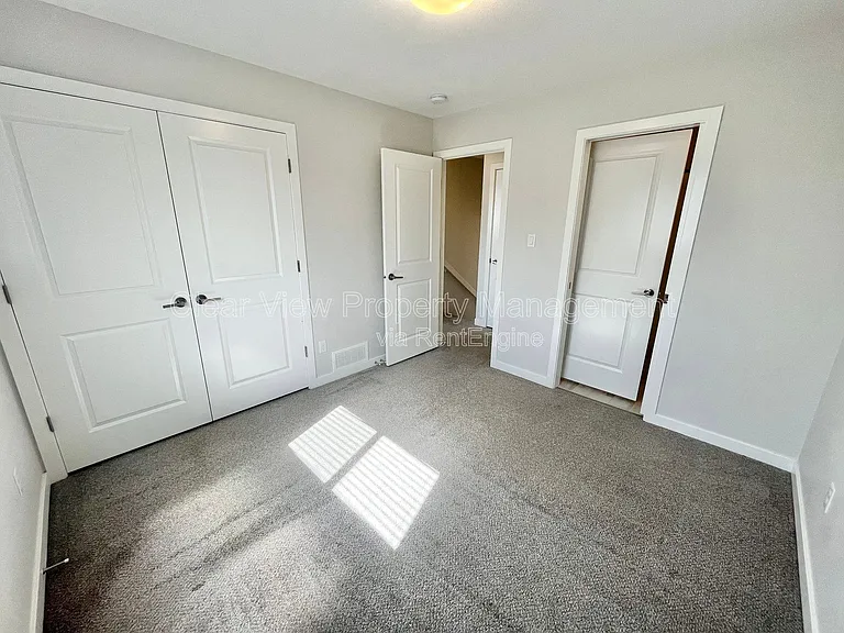 90 Sunridge Blvd W #UPPER LEVEL — Photo 15