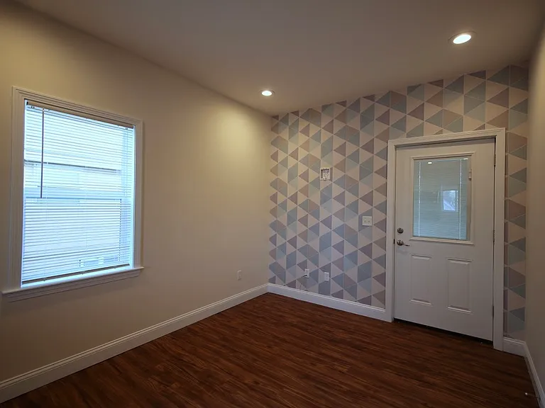 34 East Transit — Photo 7