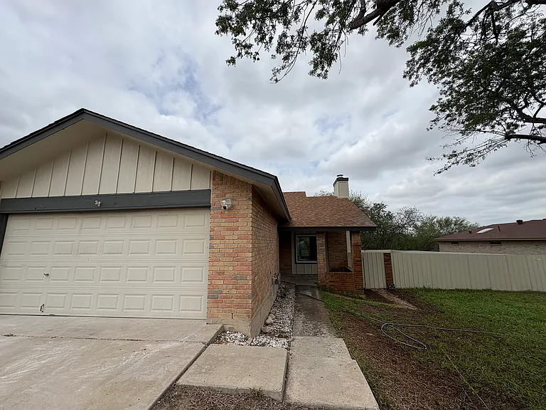 126 Garden Crest Cir — Photo 1