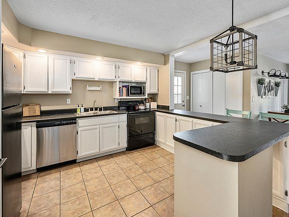 4th image of 1809 N Maddox Dr