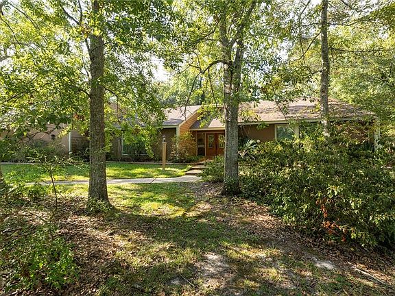 3rd image of 110 Twin Oaks Dr