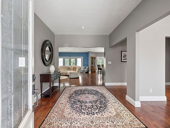 4th image of 868 Eastdale Dr