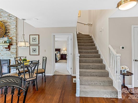 5th image of 20 La Vista Dr