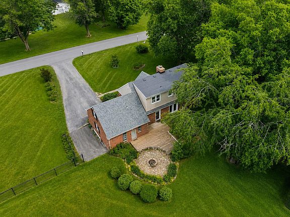 5th image of 135 Edgewood Dr