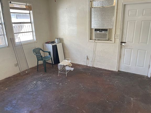3rd image of 2720 Eaton Ave