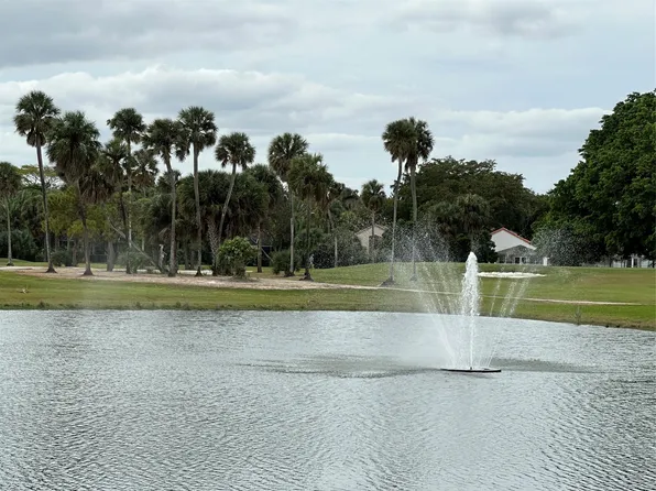 3980 Oaks Clubhouse Dr #209, Pompano Beach, FL 33069
