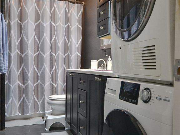5th image of 225 E 12th St APT 5a
